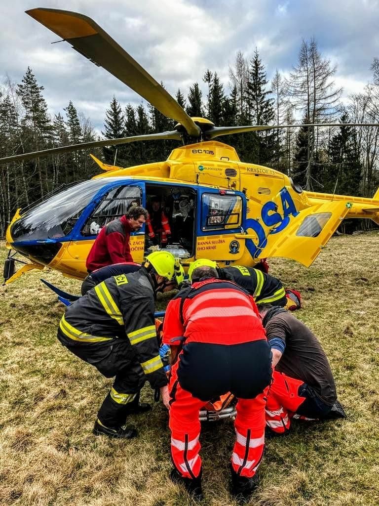 Záchrana zraněného paraglidisty u obce Podolí.