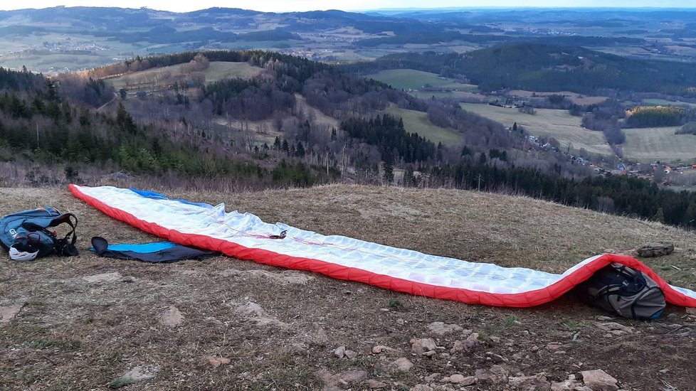 Záchrana zraněného paraglidisty u obce Podolí.