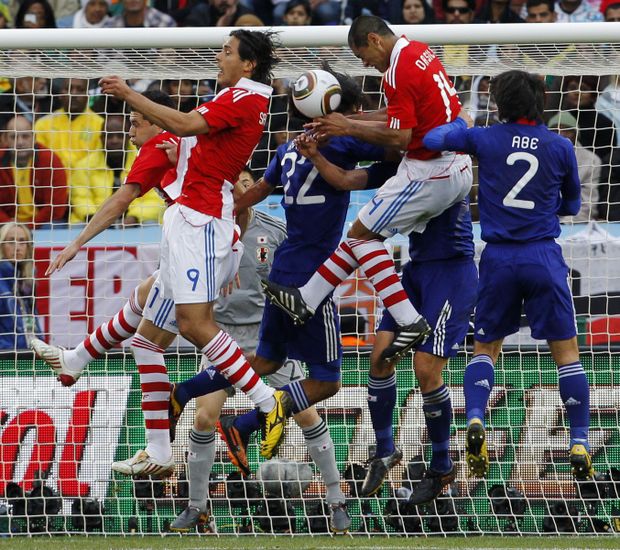 Do vápna Japonska přilétl nepříjemný centr, ale Paraguayci v tomto případě skórovat nedokázali. Do vápna Japonska přilétl nepříjemný centr, ale Paraguayci v tomto případě skórovat nedokázali.