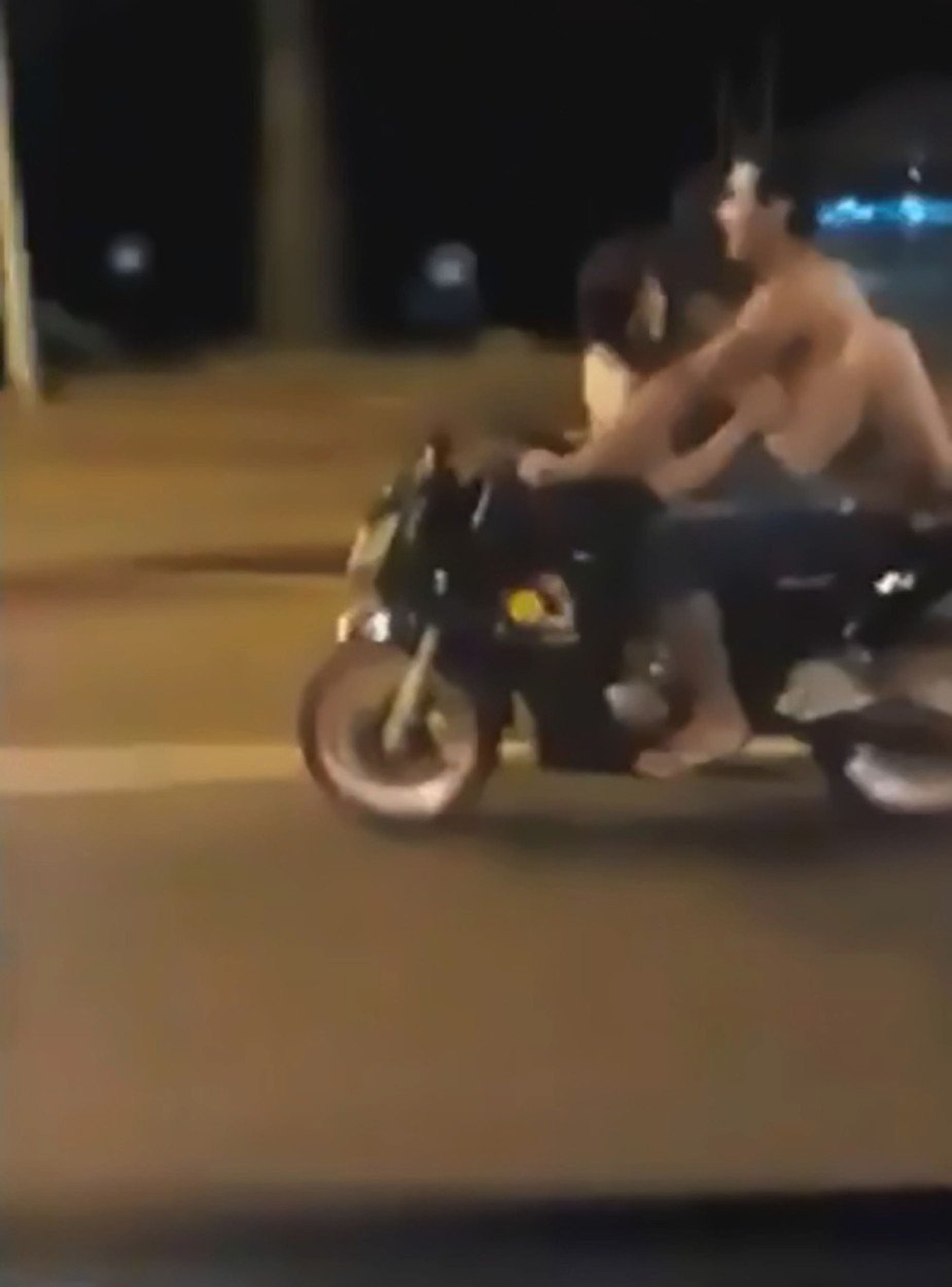 Pár v Paraguayi se oddával intimním hrátkám za jízdy na motocyklu.