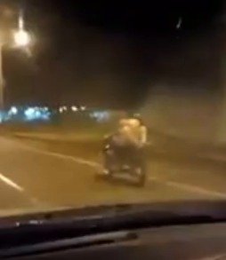 Pár v Paraguayi se oddával intimním hrátkám za jízdy na motocyklu.