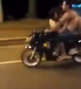 Pár v Paraguayi se oddával intimním hrátkám za jízdy na motocyklu.