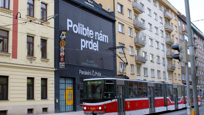 Poněkud nevybíravý vzkaz neziskové organizace Paralelní Polis českému státu a jeho představitelům a úředníkům na budově v pražských Holešovicích 1.12.2020.