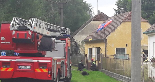 Na Plzeňsku se těžce zranila parašutistka po pádu na střechu domu.
