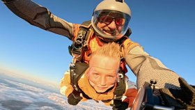 Minutu letěli volným pádem o rychlosti 160 km/h