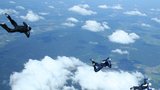 Trojice parašutistů skočila z 9 tisíc metrů