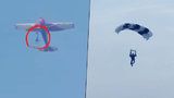 Šílené video: Parašutistovi se zasekla kombinéza ve dveřích, půl hodiny visel z letadla