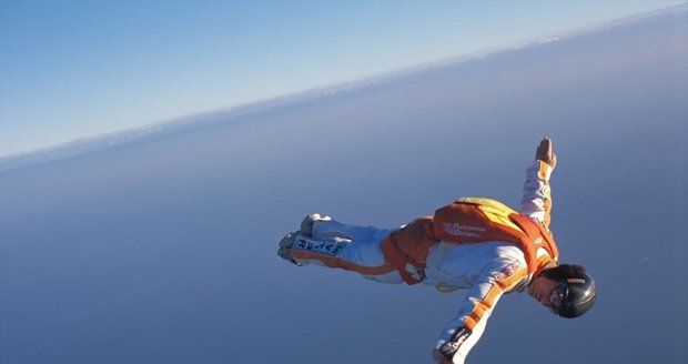 Parašutista dopadl na zem ve vysoké rychlosti, záložní padák se mu otevřel až ve výšce 230 metrů