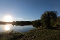 Parašutista na Příbramsku skončil ve vodě: Na místo letěl vrtulník!