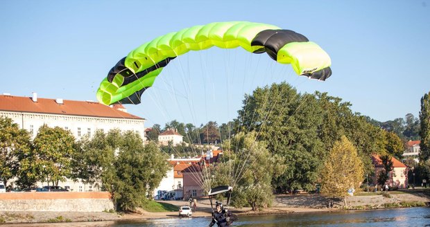 Pod Karlovým mostem proletěli dva parašutisté.