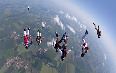 Na tomto snímku jde o tzv. Track Dive: parašutisté letí pod úhlem 45 stupňů, takže klesají rychlostí 270 km/h a zároveň sviští vpřed skoro 100 km/h! Vedoucí je většinou na zádech a ostatní letí ve formacích za ním.