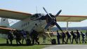 Parašutisté tlačí svůj výsadkový stroj Antonov AN-2