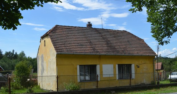 Na Plzeňsku se těžce zranila parašutistka po pádu na střechu domu.