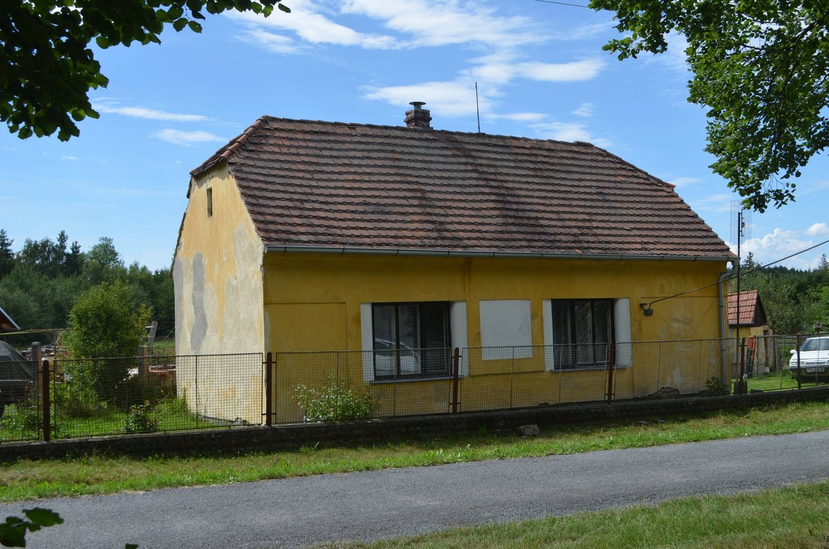 Na Plzeňsku se těžce zranila parašutistka po pádu na střechu domu.