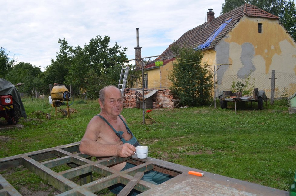 Na Plzeňsku se těžce zranila parašutistka po pádu na střechu domu.