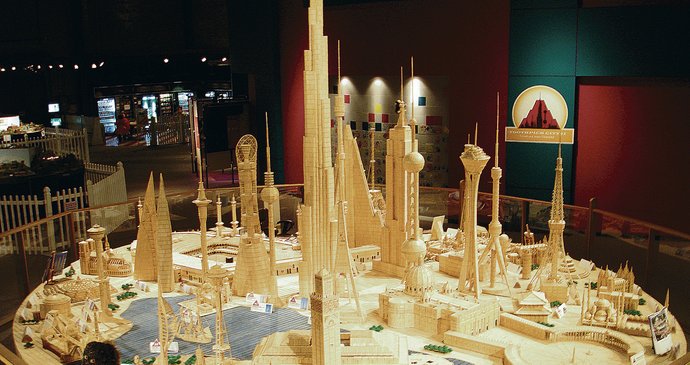 Toothpick City II (druhé párátkové město) bude mít po dokončení 63 staveb, mezi kterými se objeví i plzeňská Velká synagoga. Na replice české stavby začne Američan pracovat v nejbližších dnech.