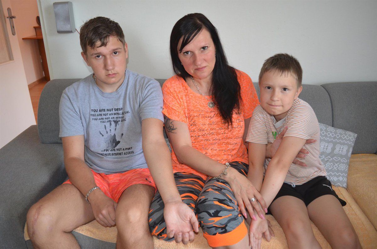 Maminka Věra se syny Daliborem a Arturem (zleva), které nutně potrápil vodní parazit. Nejmladšímu Kubíkovi se parazit vyhnul.