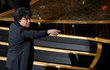 Cenu americké filmové akademie Oscar pro nejlepšího režiséra získal Jihokorejec Pong Čun-ho, který natočil sociální satiru Parazit.