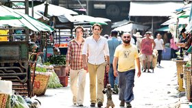V Pařbě v Bangkoku si opice mimo jiné zahrála po boku Bradleyho Coopera (v bílé košili)