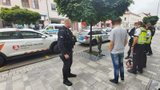 Cyklista (26) pod vlivem srazil na chodníku v Pardubicích ženu: Potom se pokusil z místa nehody ujet