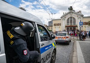 Desítky Romů se sešly před hlavním nádražím v Pardubicích, aby upozornily na růst násilí ze strany některých Ukrajinců.