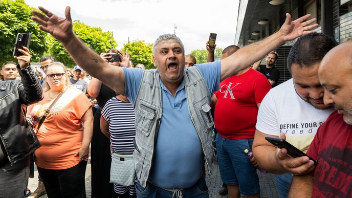 Desítky Romů se sešly před hlavním nádražím v Pardubicích, aby upozornily na růst násilí ze strany některých Ukrajinců.