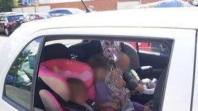 Tři malé děti nechali rodiče v rozpáleném autě: Plakaly a volaly o pomoc!