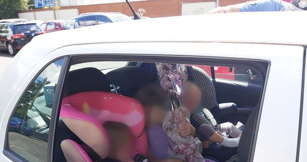 Tři malé děti nechali rodiče v rozpáleném autě: Plakaly a volaly o pomoc!