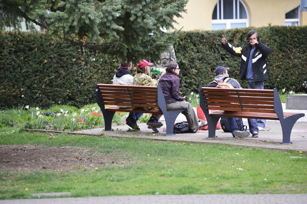 Rodiče malé Michalky – Lucie Š. a Michal V. – nejspíš popíjejí v parku s bezdomovci každý den.