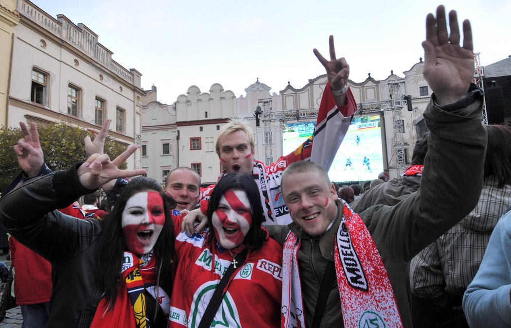 Velkoplošnou projekci finálového utkání hokejové extraligy mezi Kometou Brno a Pardubicemi sledovalo na Perštýnském náměstí v Pardubicích několik stovek fanoušků.