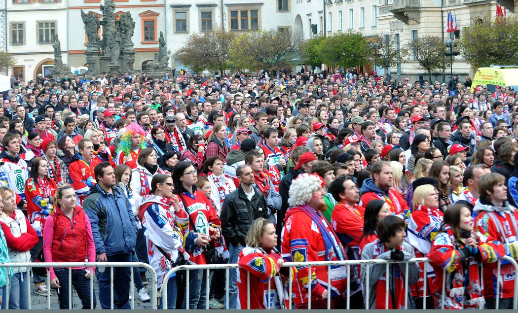 Velkoplošnou projekci finálového utkání hokejové extraligy mezi Kometou Brno a Pardubicemi sledovalo na Perštýnském náměstí v Pardubicích několik stovek fanoušků.