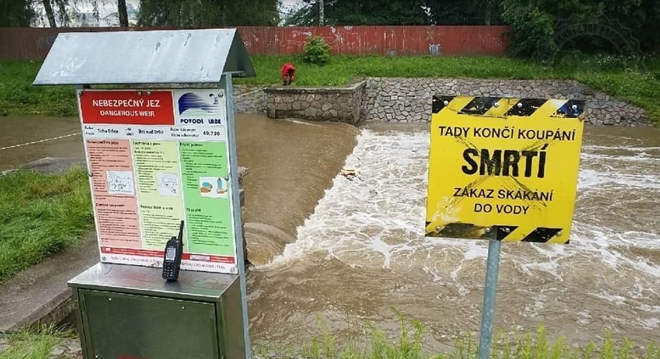 Hasiči Pardubického kraje varovali před nebezpečným místem, kde nyní hledají mladého muže. (26. 6. 2020)