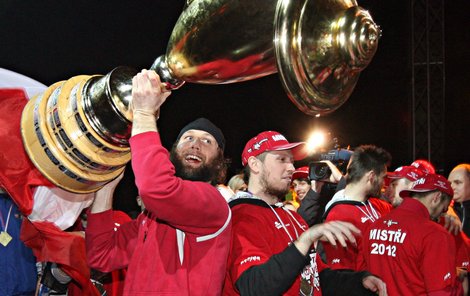 01:10 - Pardubice - Už to lítá! Vousatý americký bek Casey Borer řádil s pohárem, a víko to odneslo.