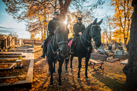 Policisté varují před kapsáři na hřbitovech: Nasadili hlídky na koních