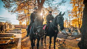 Hlídky objíždějící pardubický hřbitov na koních
