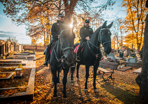 Hlídky objíždějící pardubický hřbitov na koních