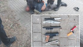 Na výzvy po odhození nože nereagoval, policie proto musela použít donucovací prostředky.