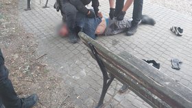 Během zásahu prý působil zvláštně, byl proto předán do péče záchranářů.