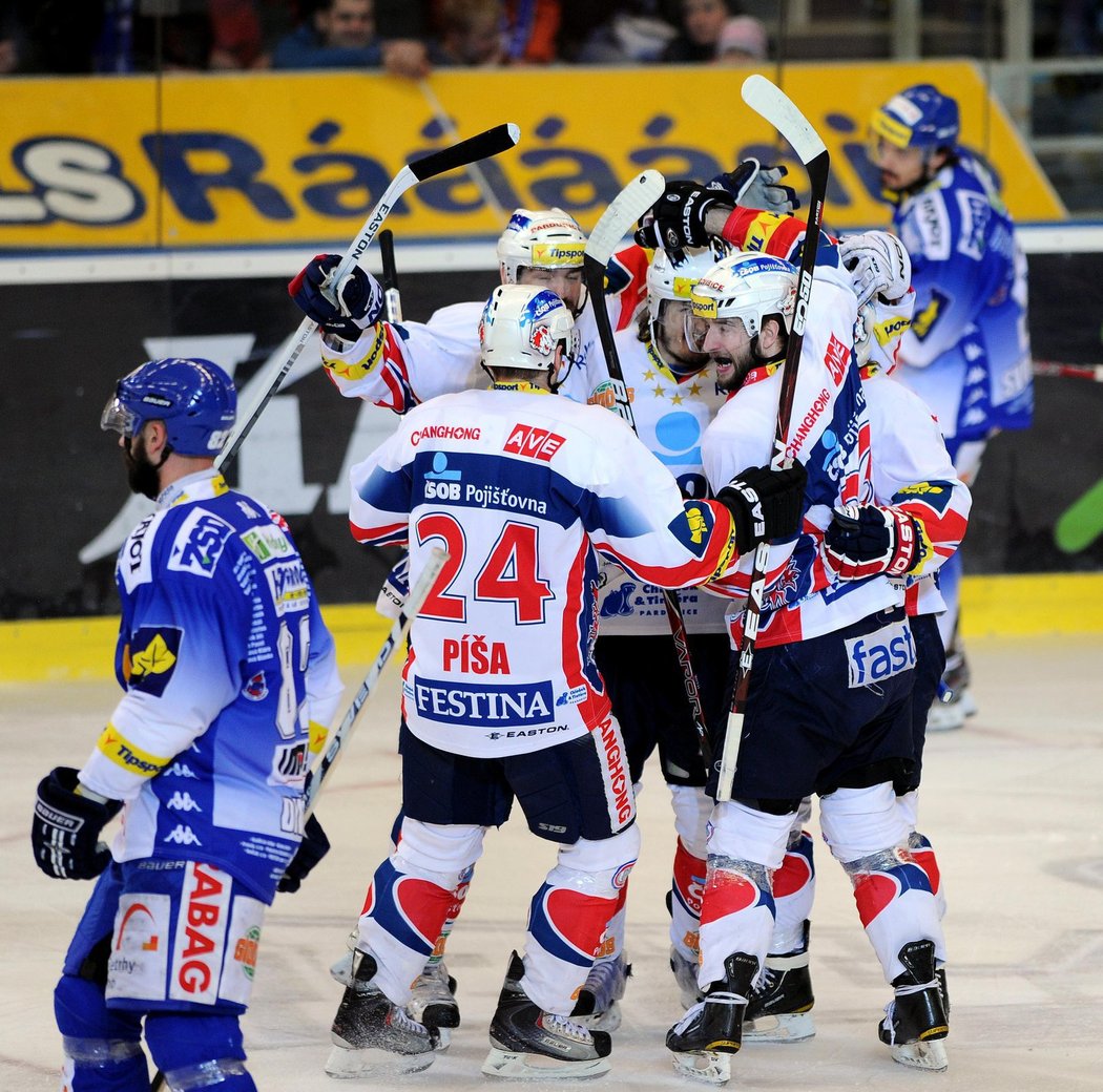 Hokejisté Pardubic se radují z třetího titulu v české extralize.