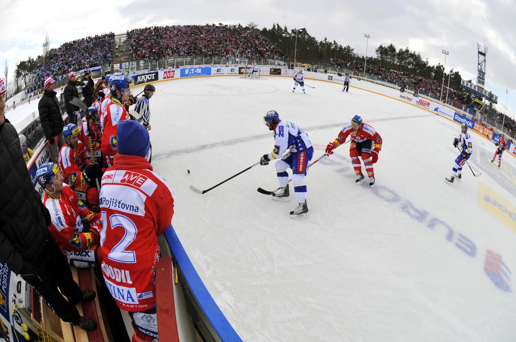 Utkání 36. kola hokejové extraligy HC Eaton Pardubice - HC Kometa Brno se 2. ledna v Pardubicích hrálo na plochodrážním stadionu pod širým nebem.