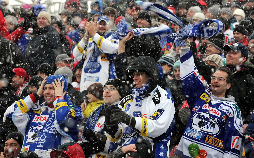 Fanoušci Komety si vychutnávali i část zápasu, během které hustě sněžilo.