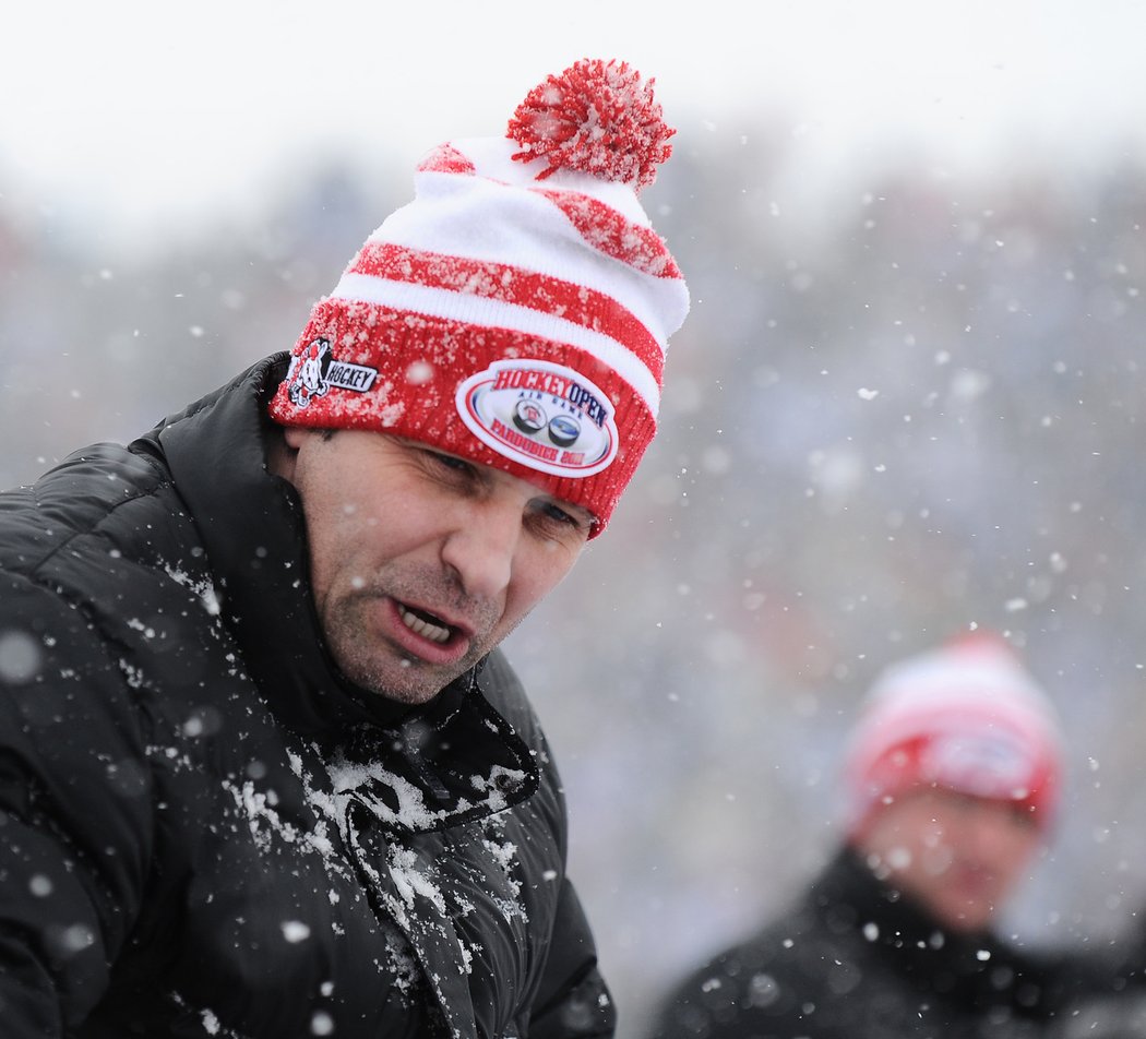 Trenér Josef Jandač měl kvůli sněhu často stížené podmínky k pokynům pro hráče.