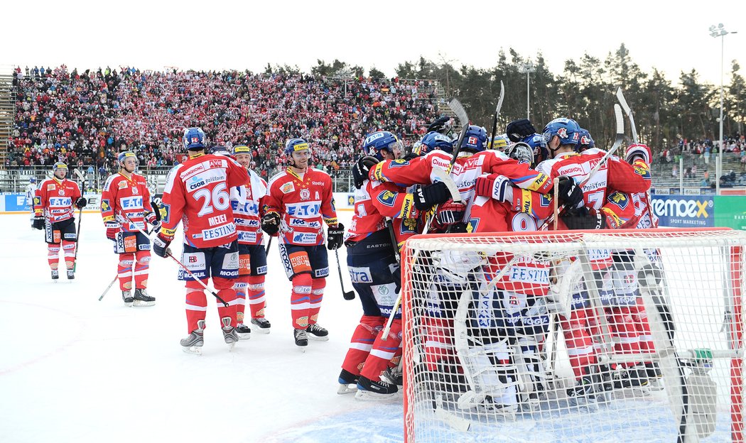 Radost pardubických hokejistů, kteří porazili Kometu 4:2.