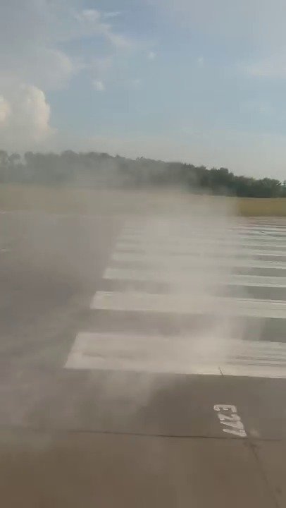 Cestující natočila špatné přistání letadla na pardubickém letišti. Stroj skončil v trávě.