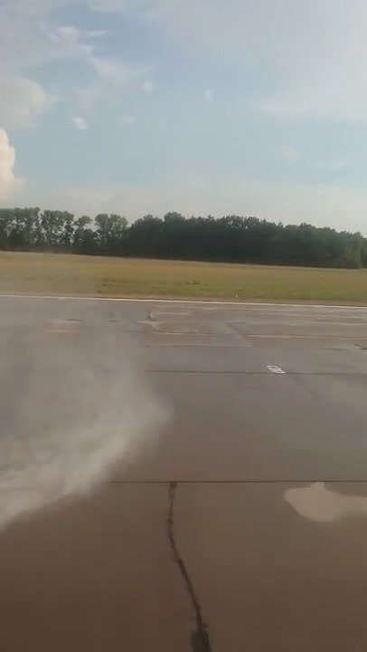 Cestující natočila špatné přistání letadla na pardubickém letišti. Stroj skončil v trávě.