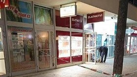 Dívka (18) zneškodnila lupiče u zlatnictví.