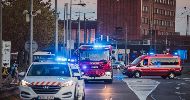 Muž s rakovinou stál v kolejišti v Pardubicích: Prý mu zrušili operaci kvůli koronaviru