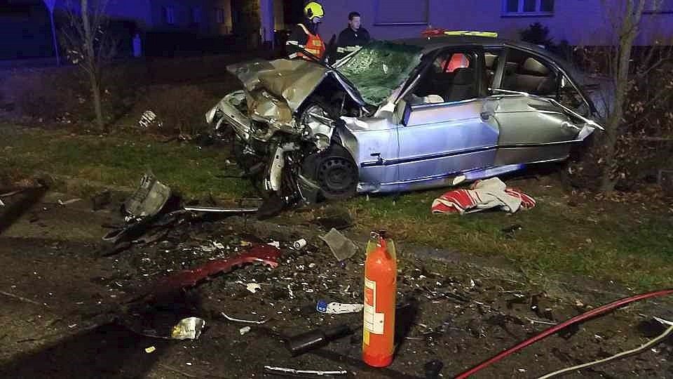 Tragédie v Pardubicích: Zemřel mladík z BMW a řidič  protijedoucího auta, nebyli připoutaní