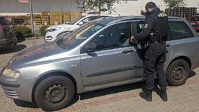 Maminka si před obchodním domem v Pardubicích zabouchla klíče v autě. Pomohli jí policisté.