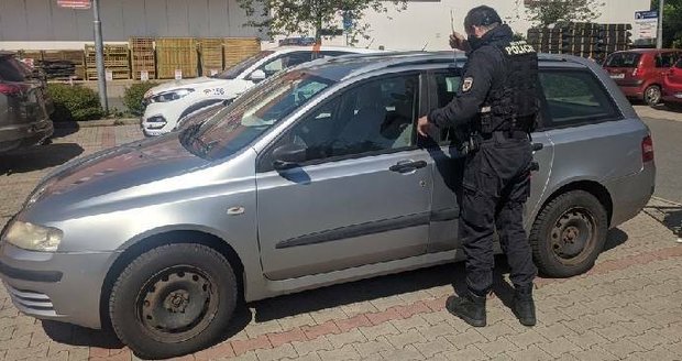 Maminka si před obchodním domem v Pardubicích zabouchla klíče v autě. Pomohli jí policisté.